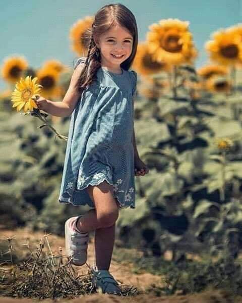 طفلة جميلة تمسك بزهرة