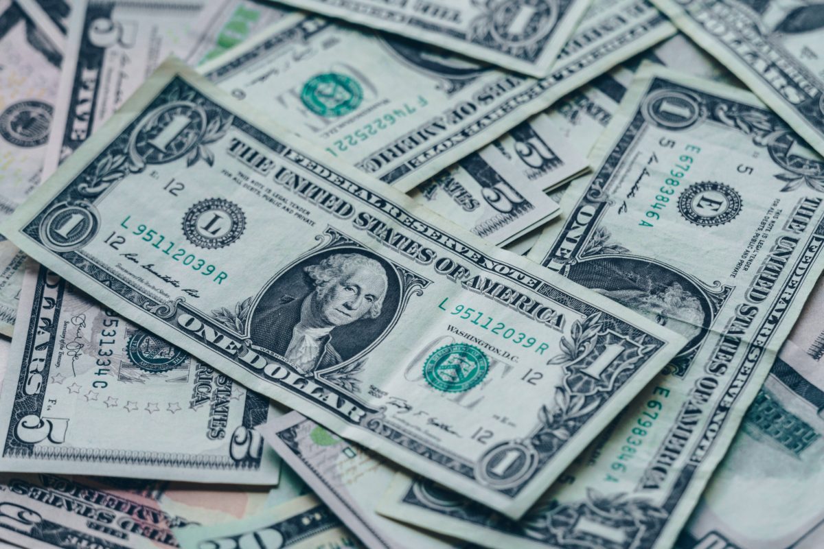 تفسير حلم العثور على النقود الورقية وجمعها في المنام