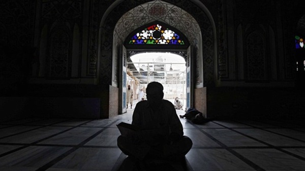 شخص جالس داخل مسجد