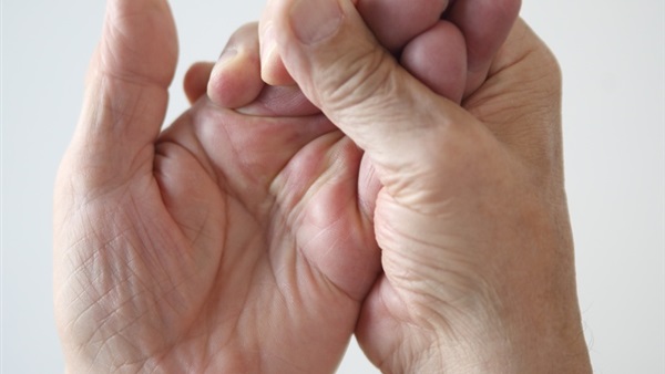 المصاب بالتهاب المفاصل الروماتويدي ليس لديه القدرة على تحريك اليد بسهولة