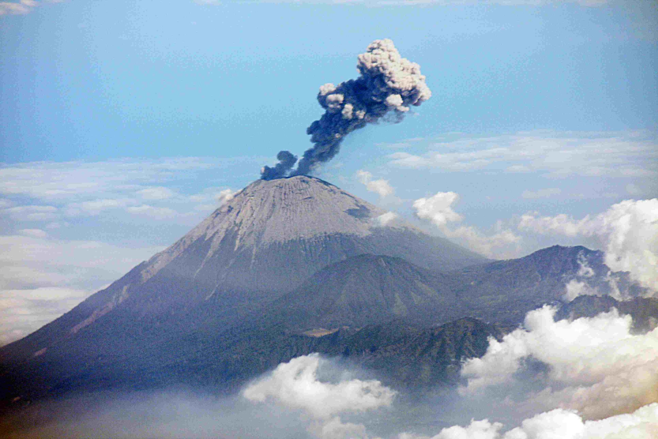 البركان فتحة في القشرة الأرضية تخرج منها الصهارة والغازات والرماد