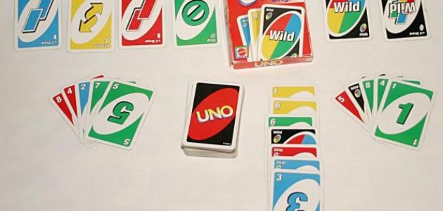 أوراق بطاقات لعبة أونو.