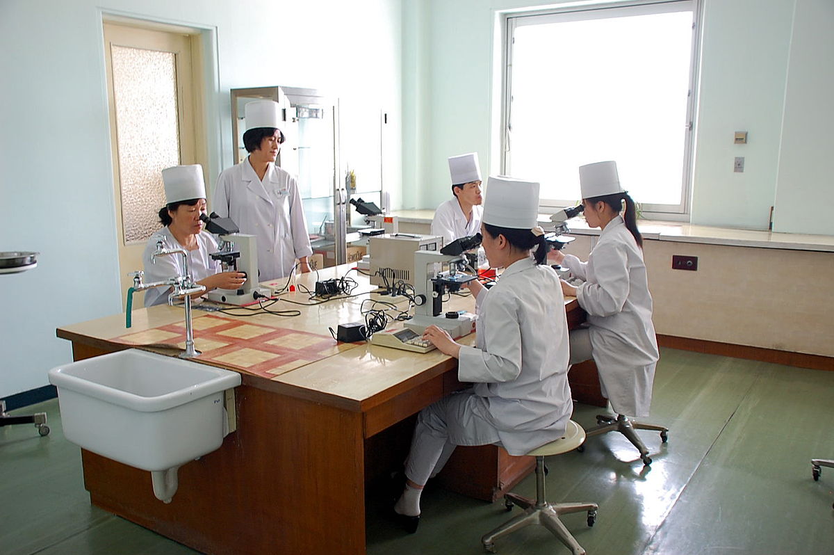 إحدى معامل الأدوية في كوريا الشمالية.