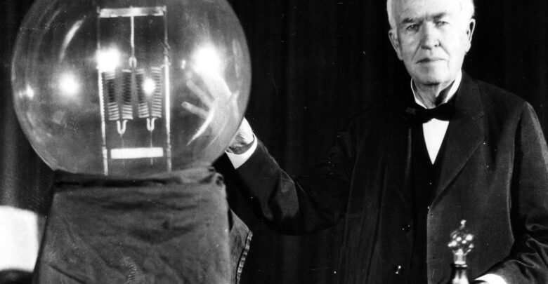 توماس ألفا أديسون مخترع الكهرباء.