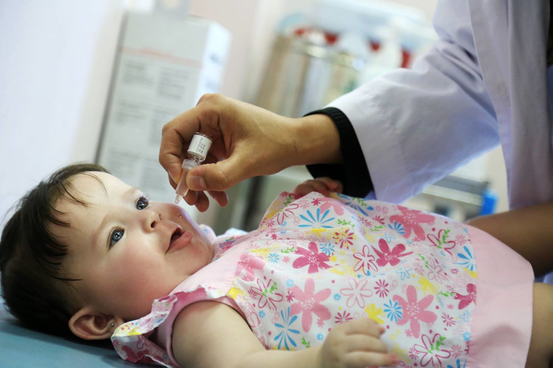 صورة لطفلة يتم تطعيمها