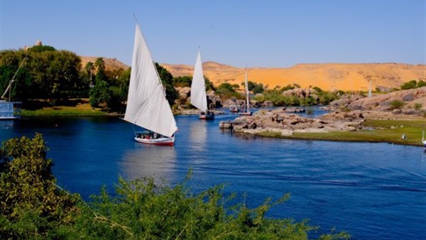 خلفيات نهر النيل مع المراكب الشراعية.