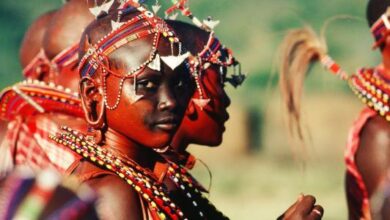 أشخاص من قبائل أفريقية سود البشرة.