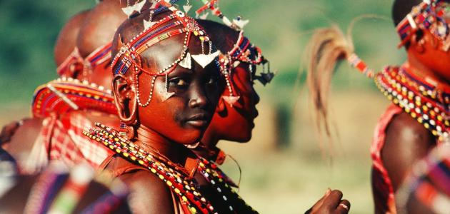 أشخاص من قبائل أفريقية سود البشرة.