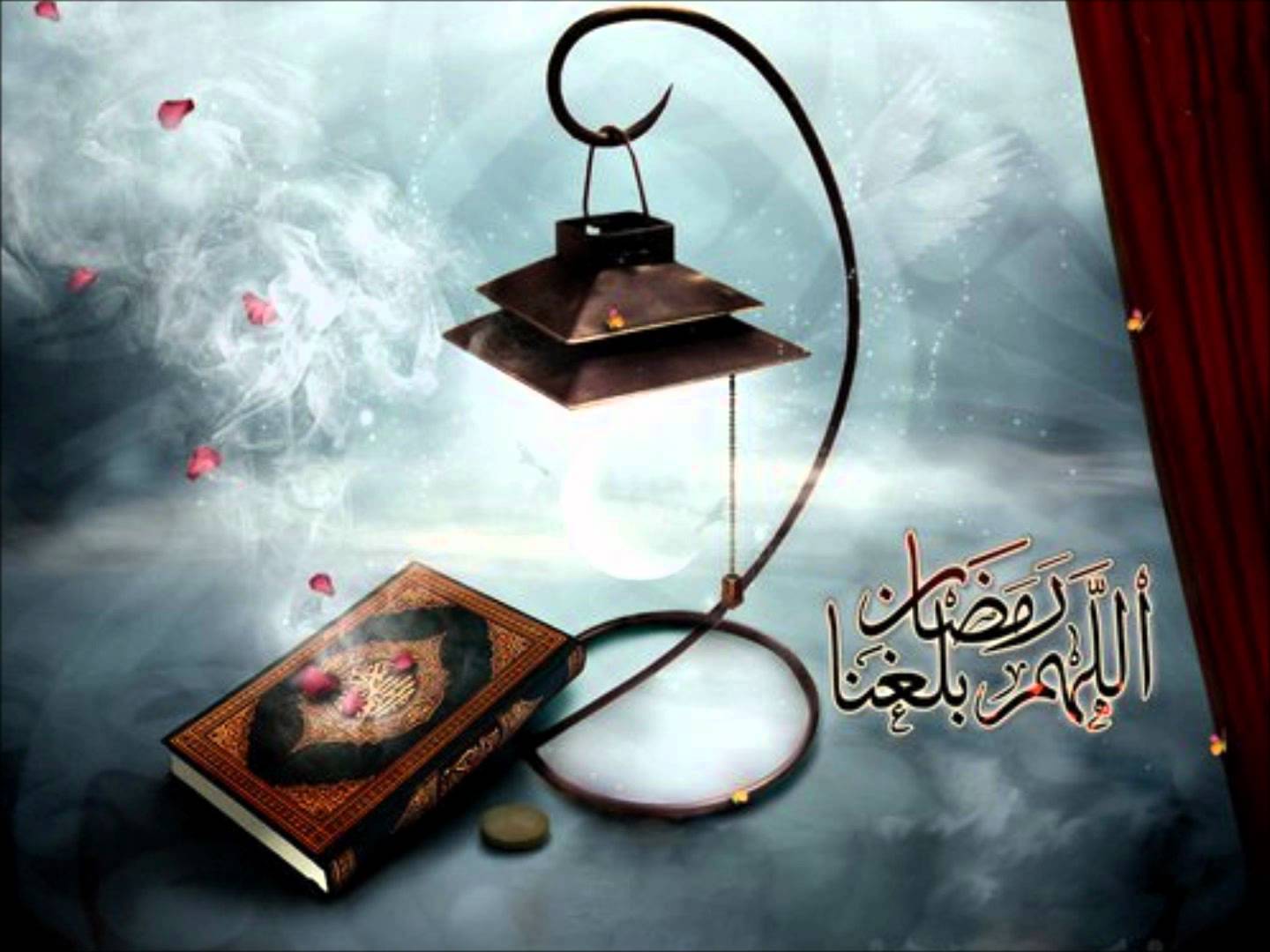 خلفية إسلامية مصباح و مصحف و مكتوب اللهم بلغنا رمضان.