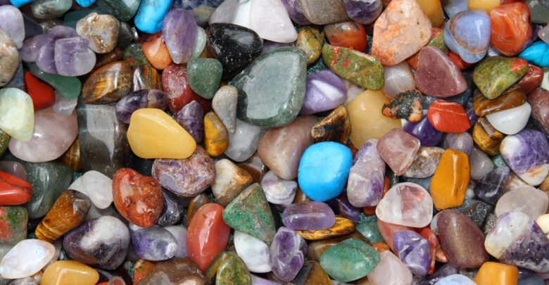 خلفية لأحجار كثيرة ملونة.
