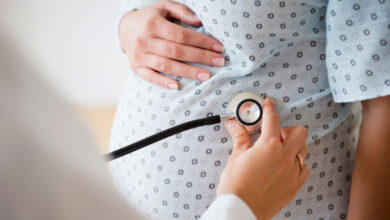 طبيب يفحص حامل