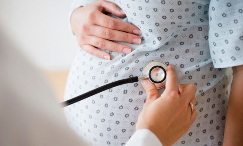 طبيب يفحص حامل
