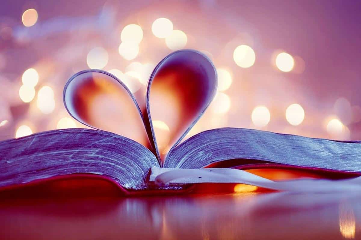 خلفية رومانسية لكتاب وردي مطوي صفحاته على شكل قلب.