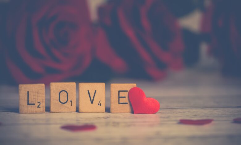 صورة جميلة معبرة عن الحب والرومانسية مع الورود الحمراء الحلوة