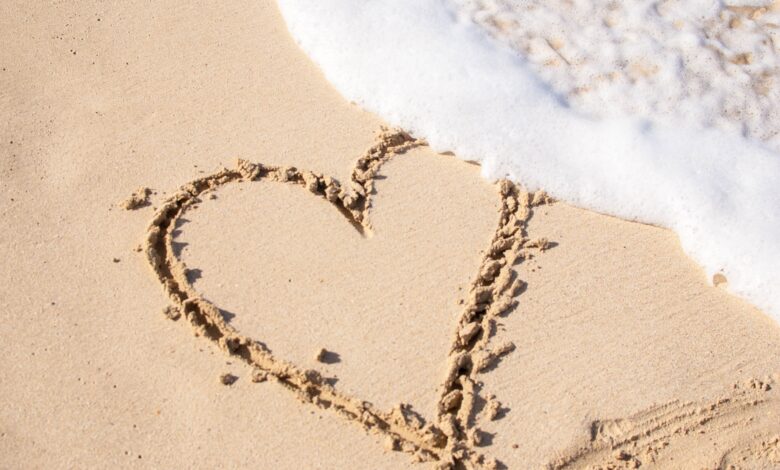 صورة جميلة لقلب رومانسي مرسوم علي الرمال رائعة جدا