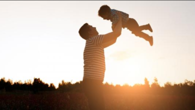 صورة جميلة فيها أب يلعب مع طفله الصغير وهما في قمة السعادة