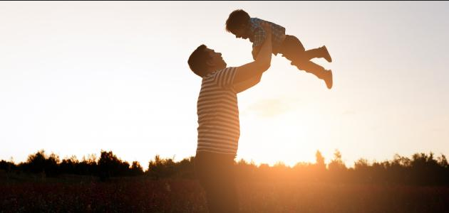 صورة جميلة فيها أب يلعب مع طفله الصغير وهما في قمة السعادة