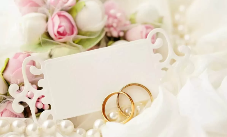 صورة جميلة لخاتم الزواج مع ورد حلو