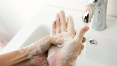 صورة معبرة عن النظافة بغسل اليدين