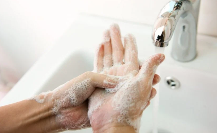 صورة معبرة عن النظافة بغسل اليدين