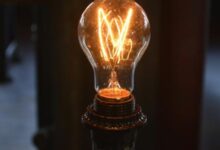 من اخترع المصباح الكهربائي وكيف صنعه ؟