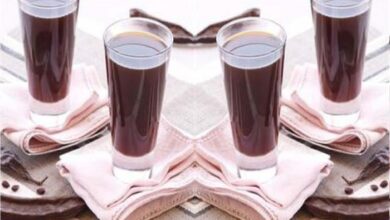 صورة لاربع اكواب من عصير الخروب
