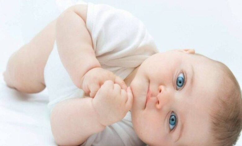 صورة لمولود جميل لديه عيون زرقاء