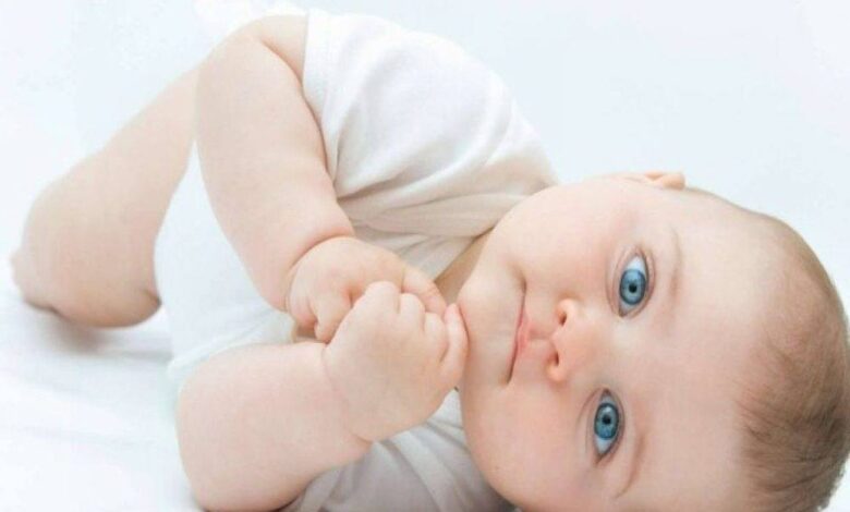 صورة لمولود جميل لديه عيون زرقاء