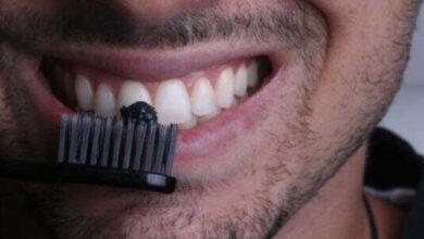طريقة استخدام الفحم لتبيض الأسنان