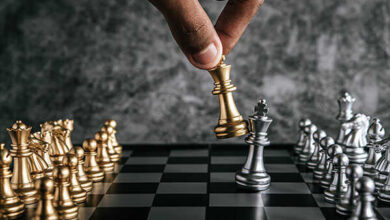 اسماء قطع الشطرنج بالعربي والأنجليزي .... الشطرنج هي واحدة من أقدم وأهم ألعاب الطاولة في العالم. يعتقد معظمهم أن أصول الشطرنج بدأت في الهند أو آسيا منذ آلاف السنين. بينما تصبح مجموعات الشطرنج أحيانًا أعمالًا فنية ، تضيف الزخارف الغريبة الأناقة إلى معظم المنازل. الشطرنج هي قبل كل شيء لعبة كلاسيكية من المهارة والاستراتيجية. قد يهمك أيضًا أن تطلع على:حكم لعبة الشطرنج أسماء قطع الشطرنج بالعربي الملك الملك هو أهم قطعة شطرنج  لذا إذا مات الملك ، فهذا يعني أن اللعبة قد انتهت! يمكن للملك أن يحرك مربعًا واحدًا في أي اتجاه ولا يمكن أن يكون في المربع المجاور للملك المقابل ، ويمكن للملك أيضًا تدمير القلعة. الملكة غالبًا ما تكون الملكة أقوى قطعة على الطاولة. يتم وضعها بجانب الملك ولها لونها الخاص. لن تنتهي اللعبة إذا خسرت الملكة ، ولكن إذا كان لخصمك ملكة ولم تكن أنت كذلك ، فقد تكون في وضع غير محبب مثل الملك ، يمكن للملكة أن تتحرك في أي اتجاه. ومع ذلك ، فإنه لا يقتصر على مربع واحد. يمكنها تحريك أي عدد من المربعات في أي اتجاه طالما لم يتم إعاقتها بواسطة قطعة شطرنج أخرى. إذا جاءت هذه الكتلة من قطعة شطرنج لخصم ، فلديها فرصة جيدة للإمساك بها. الأسقف يوجد أسقفان لكل لاعب على رقعة الشطرنج ، وهما موجودان بجوار الملكة والملك على التوالي ، قطع الشطرنج هذه تتحرك على طول حركات رقعة الشطرنج . يمكنك رؤية الأسقف متصل بمربع الدعوى التي وزعها ، يبدأ الأسقف في المربع الأبيض ، وأنت تتوسع إلى المربع الأسود  يمكنك تحريك العديد من المربعات على الأقطار كما تريد طالما أنها لا تعترضها قطعة شطرنج أخرى. هذا الانسداد هو بيدق الخصم. الفارس يوجد فرسان لكل لاعب على اللوح ، يقعان بين الأسقف والرق. تتميز قطع الشطرنج هذه بخاصية فريدة تتمثل في قدرتها على "القفز" فوق قطع الشطرنج الأخرى عن طريق التحرك في شكل "L" لالتقاط قطعة شطرنج معاكسة.  تابع أسماء قطع الشطرنج الرخ هناك نوعان من الرخ لكل لاعب على اللوح. تقع في الزوايا. تتحرك قطع الشطرنج هذه لأعلى ولأسفل على اللوح. يمكنهم تحريك أي عدد من المربعات طالما لم تعوقهم قطعة شطرنج أخرى عند الحجب. إذا كانت قطعة الشطرنج تخص خصمه ، فهو حر في الاستيلاء عليها. البيدق كل لاعب لديه ثمانية بيادق وهو خط الدفاع الأول لملكه. البيدق له العديد من السمات الفريدة. في حركته الأولى ، كل لاعب لديه خيار التقدم بمربع واحد مع بيادقين أو مربعين مع بيدق واحد. بعد هذه الحركة ، يمكنهم التحرك إلى الأمام مربعًا واحدًا فقط ، ولكنها أيضًا قطعة الشطرنج الوحيدة التي تلتقط بشكل مختلف أثناء تحركها ، لالتقاط البيدق يتحرك مربعًا واحدًا قطريًا ، ولا يمكن للبيدق أن يتراجع أبدًا. تاريخ لعبة الشطرنج جد اختلاف على أصل لعبة الشطرنج، حيث لا يوجد أدلة موثوقة على أن الشطرنج الحديثة قريبة من اللعبة القديمة قبل القرن السادس عشر ميلادي،  تم تحديد القطع الموجودة في الصين، وروسيا، والهند، وآسيا الوسطى، وباكستان وغيرها من المناطق، بأنها الأكبر سناً من غيرها الموجودة في الألعاب السابقة ذات صلة بعيدة، وغالباً ما تشبه الزهر، واستخدام طاولات اللعب المكونة من 100 مربع أو أكثر لعبة حرب Chaturanga هي واحدة من هذه اللعبة السابقة وقد تم تسميتها في السنسكريتية ، لتشكيل معركة في ملحمة الهند واحدة من أشهر الألعاب في شمال غرب الهند واحدة في القرن السابع ووجدت أقدم الألعاب . تشبه لعبة الشطرنج الحديثة فوائد لعبة الشطرنج هل تحب الشطرنج هل فكرت يومًا في الفوائد التي تجنيها من لعب الشطرنج جنبًا إلى جنب مع لعبتك المفضلة؟ في هذه الفقرة ، نناقش بعض فوائد لعب الشطرنج : الشطرنج يرفع معدل الذكاء أظهرت دراسة واحدة على الأقل أن لعب الشطرنج يمكن أن يعزز معدل الذكاء لدى الشخص. في دراسة أجريت على 4000 طالب جامعي فنزويلي. وجد أنه بعد 4 أشهر من تعلم الشطرنج ، حققوا زيادات كبيرة في درجات الذكاء لدى كل من الأولاد والبنات. وقد دعمت أبحاث أخرى هذه النتائج. الشطرنج يحسن من الذاكرة هذا منطقي للغاية لأن الشطرنج يتطلب من اللاعب معرفة العديد من الحركات ونتائجها مسبقًا. يتمتع لاعبو الشطرنج ذوو الخبرة أيضًا بقدرة أعلى من المتوسط ​​على حفظ الأنماط المرئية والتعرف عليها. ومن المثير للدهشة أن لاعبي الشطرنج المحترفين يقومون بعمل أفضل في الذاكرة السمعية ، مثل حفظ قوائم الكلمات! على الرغم من غرابة هذا الصوت ، إلا أنه لم يتم ذكر أي مؤثرات صوتية في اللعبةخطط لعب الشطرنج يهمك أيضًا أن تطلع على:اصول وتاريخ لعبة الشطرنج نظرًا لأن لاعب الشطرنج لا يمكنه حساب جميع الاحتمالات الممكنة في لعبة الشطرنج من البداية إلى النهاية ، حتى أفضل برامج الكمبيوتر يمكنها فقط حساب عدد محدود من التخفيضات إلى الأمام . لذلك يجب على اللاعب تطوير خطة ناجحة لضمان الفوز باللعبة، يوجد العديد من الخطط المشهورة جداً إليك بعضها: خطة نابليون مبدأ اللعبة في هذه الاستراتيجية ، حيث أنها من أهم الخطط لألعاب الشطرنج ، هو الهجوم المتكامل على جندي الملك الأسود على المربع F7 (القطعة الوحيدة التي تحمي هذا الجندي في القسم هي الملك الأسود) عند هذا يتم التحكم في المربع ، من السهل ممارسة الكثير من الضغط على المشغل الأسود. الدفاع الصقلي يحتفظ الأسود بالضغط على الملف نصف المفتوح (fo) (c) عن طريق تبديل البيادق (b x b) (cxd) محاولات لتغيير تكوين البيادق المركزية نحو مركز قوي. مع White ، يحصل على المبادرة من الحركة الحرة والعمود المائل (f) (d). لتنفيذ هجوم سريع وشرس. كان هذا مالدينا في المقال عن الشطرنج من تاريخها وأسماء القطع والكثير من الفوائد التي تعود علينا من تعلم اللعبة علي من تحسين الذاكؤة ومستوي الذكاء وعرضنا بعض الخطط التي يمكنك استخدامها ،نتمني أن تكون قد وجدت ماتبحث عنه قد يهمك أيضًا أن تطلع على:لعبة الشطرنج معلومات